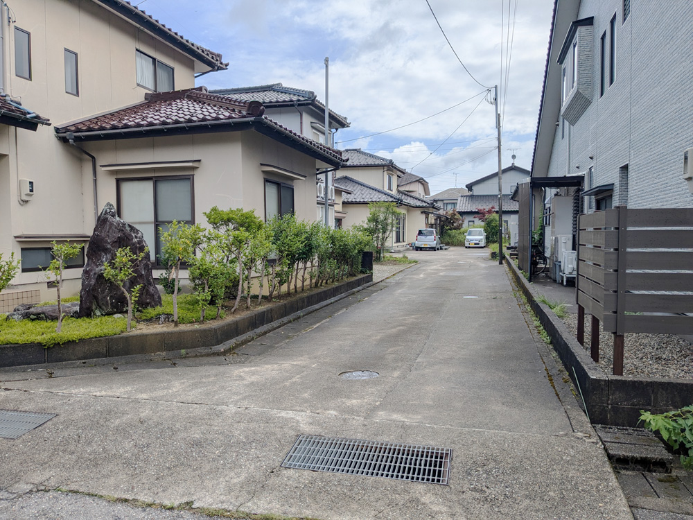 《接道2》氷見市園（中古住宅）